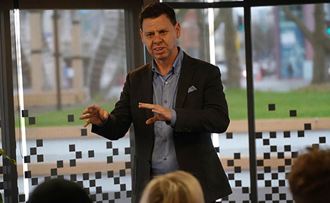 Paddy Gower visits Broadcasting School students2.jpg